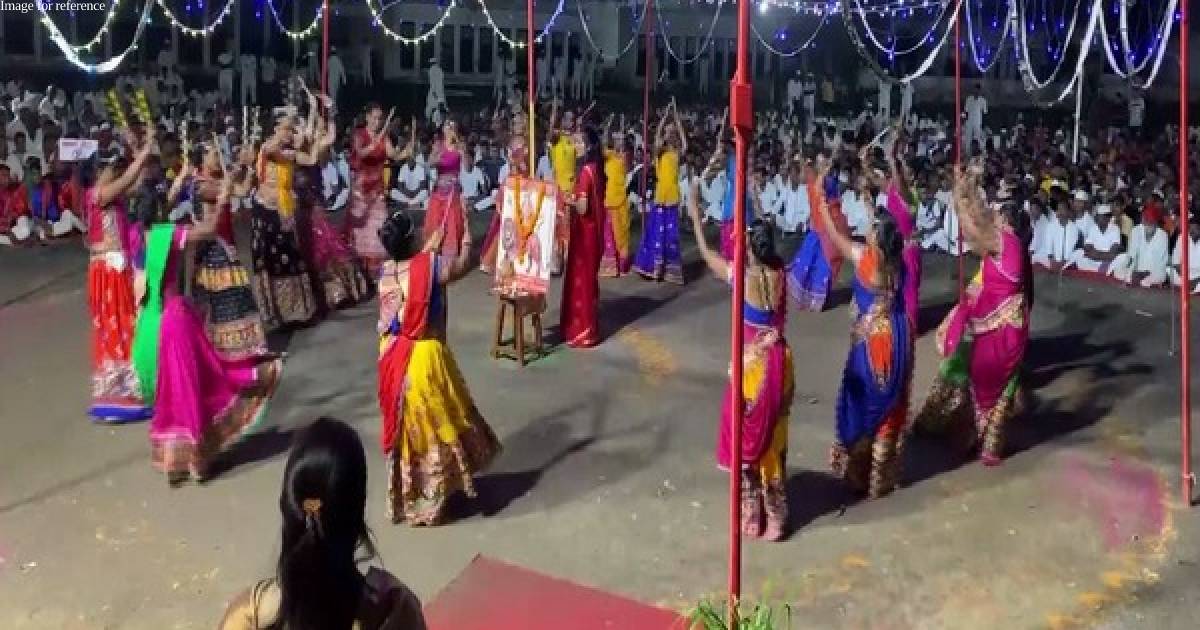 Jail inmates play 'dandiya' to celebrate Indore's triumph as cleanest city